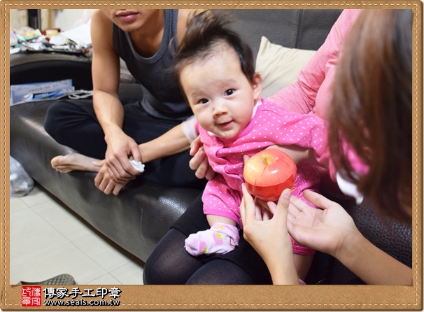 剃胎毛、滿月剃頭、嬰兒剃頭、嬰兒理髮、嬰兒剃髮、嬰兒剃胎毛、嬰兒滿月剃頭、寶寶剃頭、剃胎毛儀式、剃胎毛吉祥話、滿月剃頭儀式、滿月剃頭吉祥話、寶寶剃胎毛、寶寶滿月剃頭理髮、 台中大肚區剃胎毛、台中大肚區滿月剃頭、 台中大肚區嬰兒剃頭剃胎毛、台中大肚區嬰兒理髮、台中大肚區嬰兒剃髮、施寶寶(台中大肚區到府嬰兒寶寶滿月剃頭理髮、免費到府嬰兒剃胎毛儀式吉祥話)。到府剃頭剃胎毛主持、專業拍照、DVD光碟、證書。★購買「臍帶章、肚臍章、胎毛筆刷印章」贈送：剃頭、收涎、抓周，三選一。2015.12.24 照片6